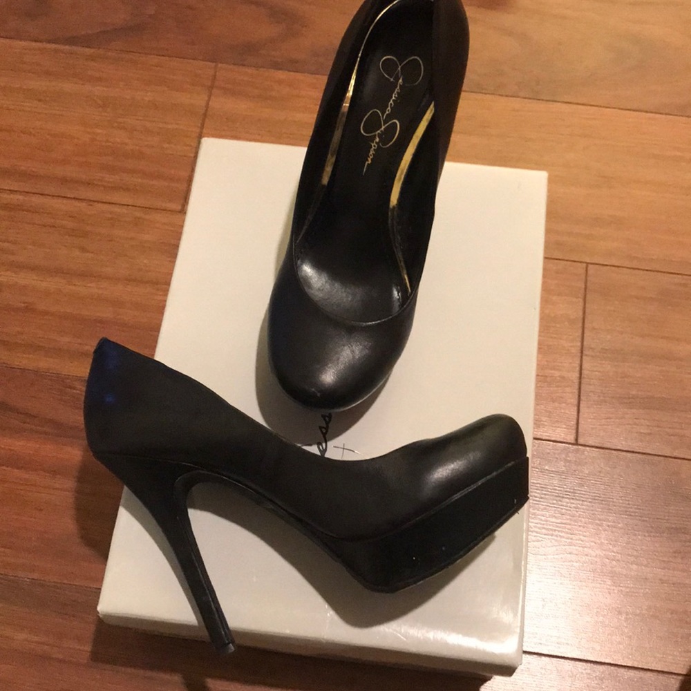 Black leather pumps- size 7.5